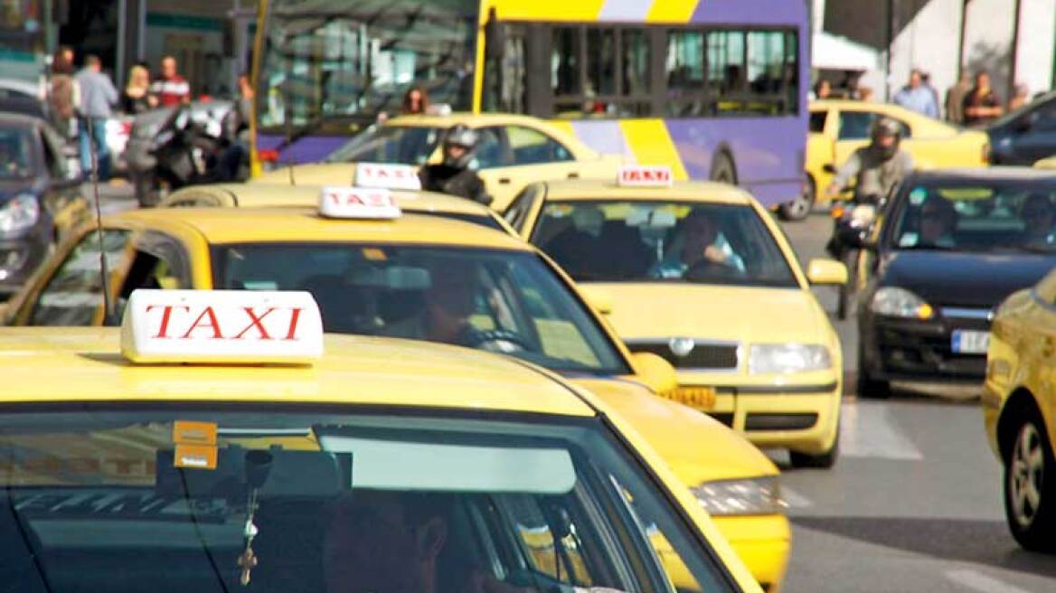 Τίμιος ταξιτζής βρήκε και παρέδωσε 2.100 ευρώ!