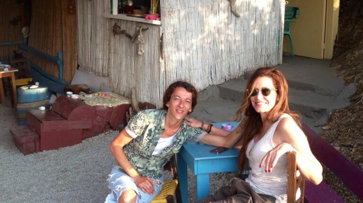 Η Άννα Βίσση «εκπέμπει» από τη Σκιάθο 