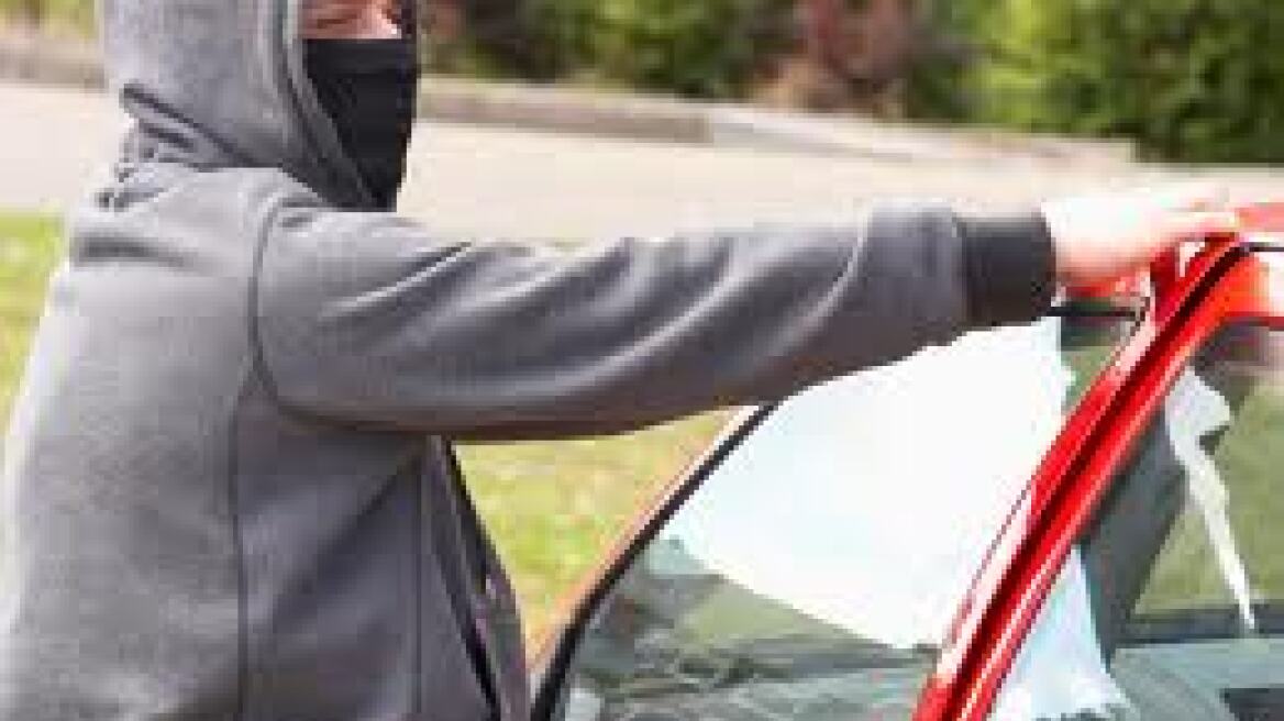 Νεαροί στο Ηράκλειο έκλεβαν οχήματα και καύσιμα 