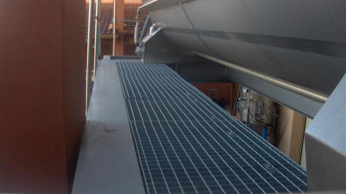 Ξήλωσε τις σχάρες φρεατίων από σχολείο της Πάτρας