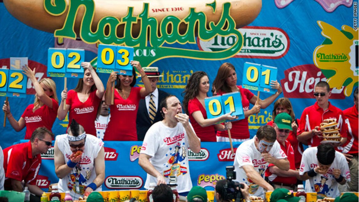 Έφαγε 69 χοτ ντογκ σε 10 λεπτά!