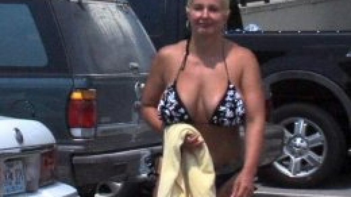 Την έδιωξαν από την πισίνα λόγω... στρινγκ!