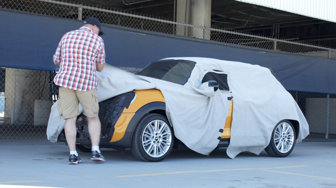 H MINI κάνει πλάκα στους παπαράτσι