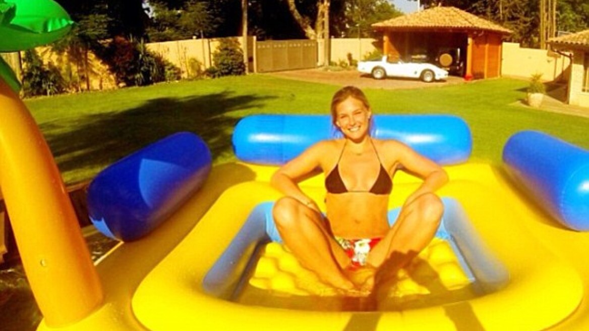 Η Bar Refaeli χαλαρώνει στη φουσκωτή της πισίνα 
