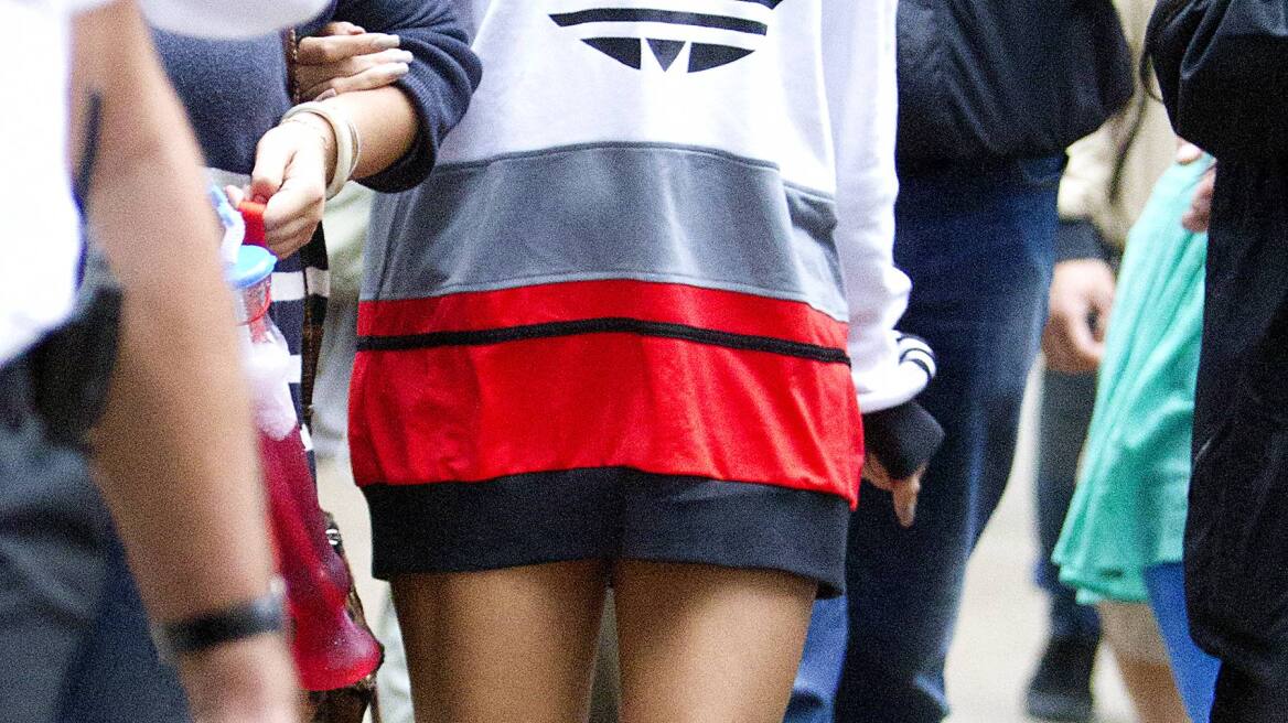 Rihanna: Πήγε σε λούνα πάρκ φορώντας μόνο ένα φούτερ!