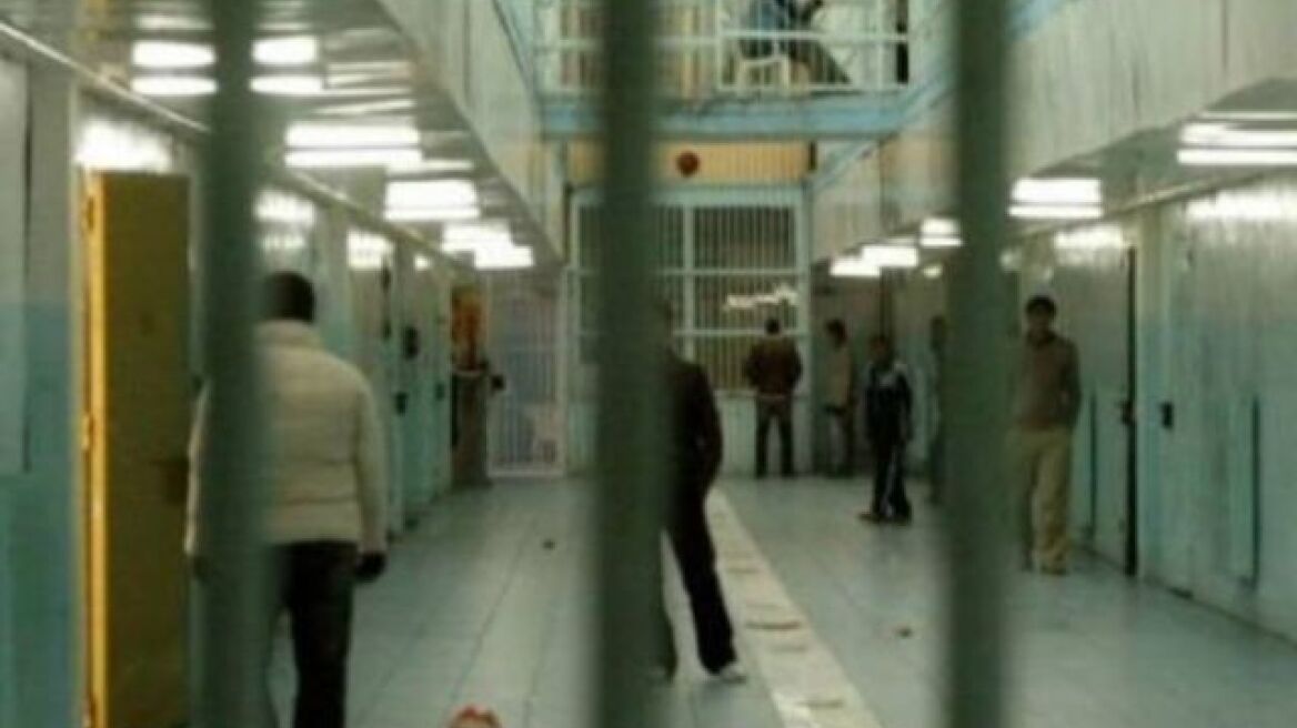 Κρατούμενος στις φυλακές Δομοκού κατάπιε ξυραφάκια