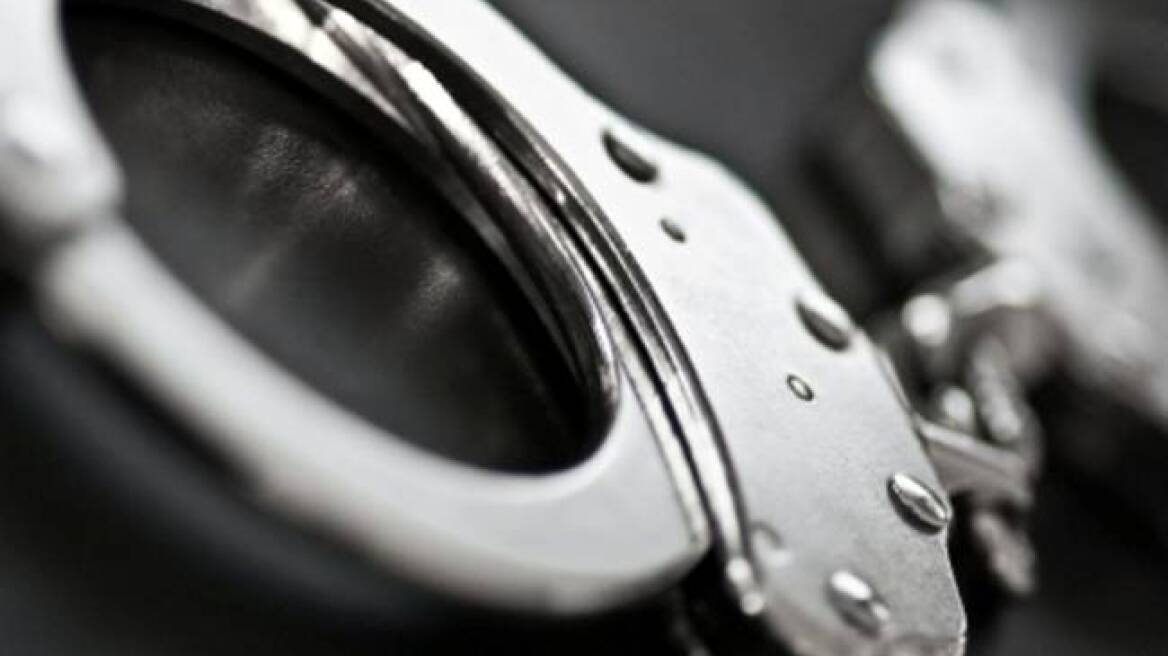 Σκότωσε τη μητέρα του και παραδόθηκε μόνος του στις Aρχές