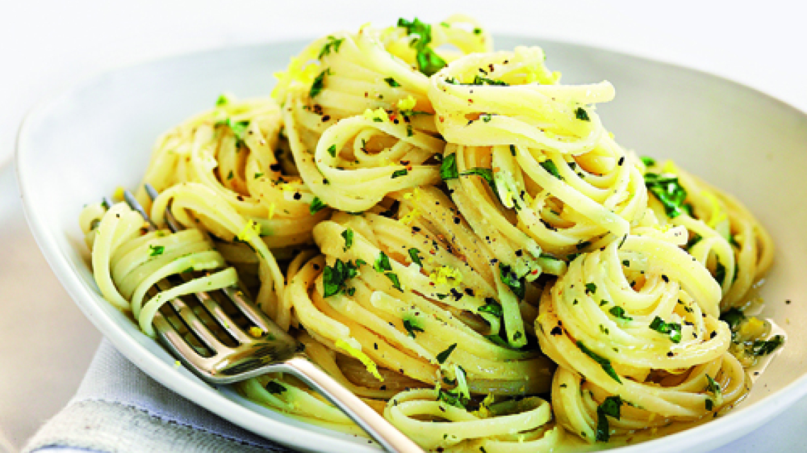 Λινγκουίνι με λεμόνι, σκόρδο και παρμεζάνα