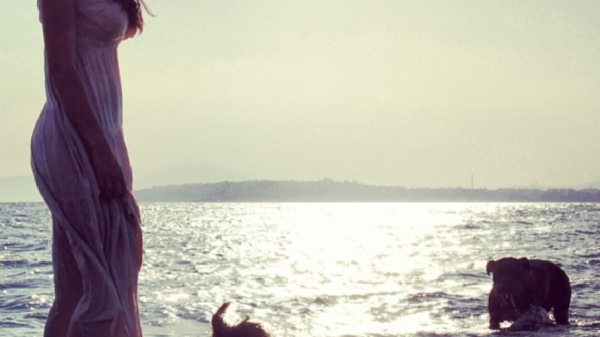 Περιτριγυρισμένη από σκυλάκια η Μαρία Κορινθίου