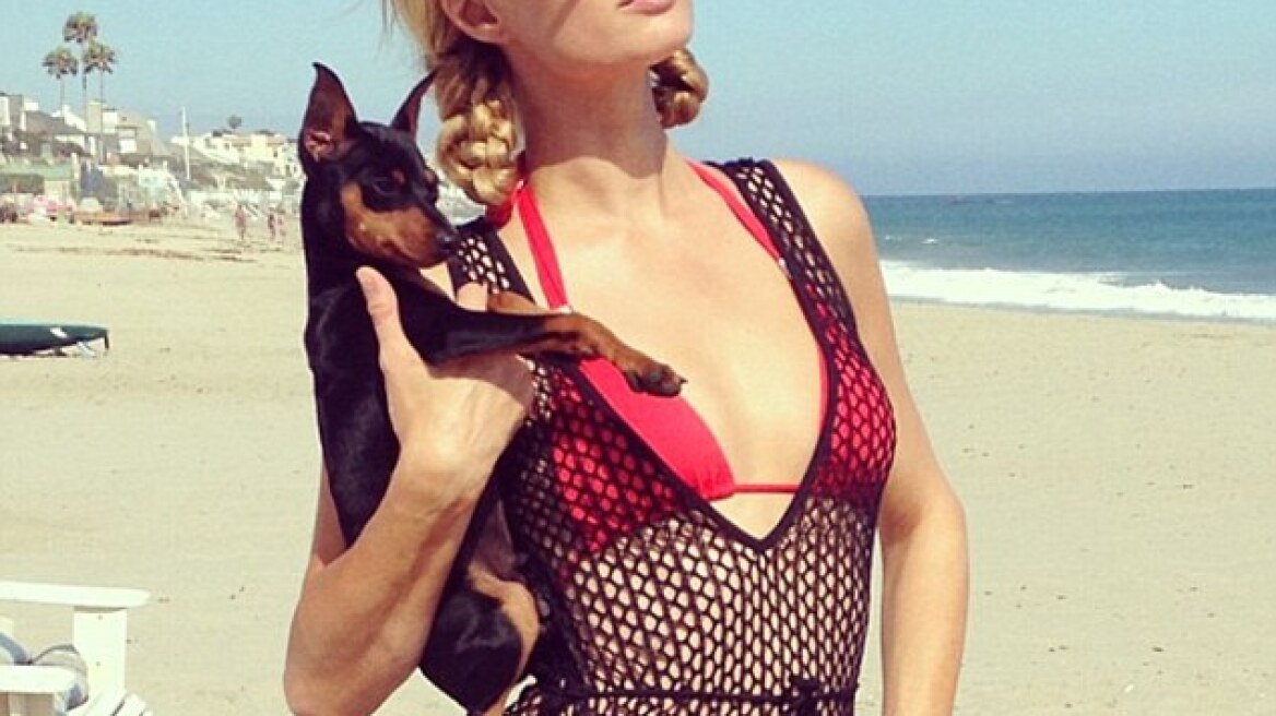 Paris Hilton: Με σούπερ σέξι κόκκινο μαγιό