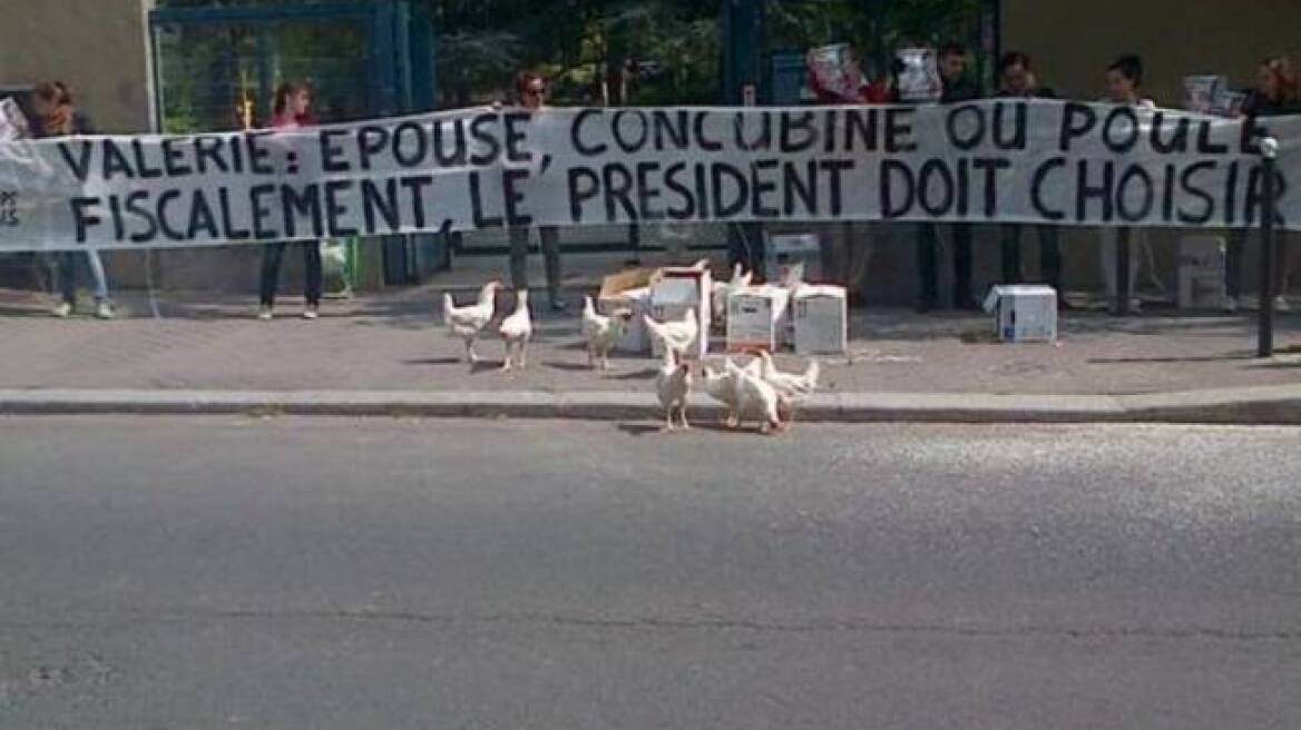 Διαδήλωση με... κότες έξω από τo σπίτι του Ολάντ 