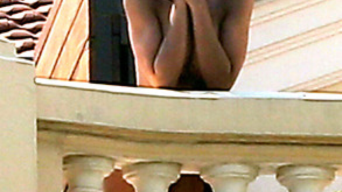 Η Rihanna βγήκε γυμνή στο μπαλκόνι της