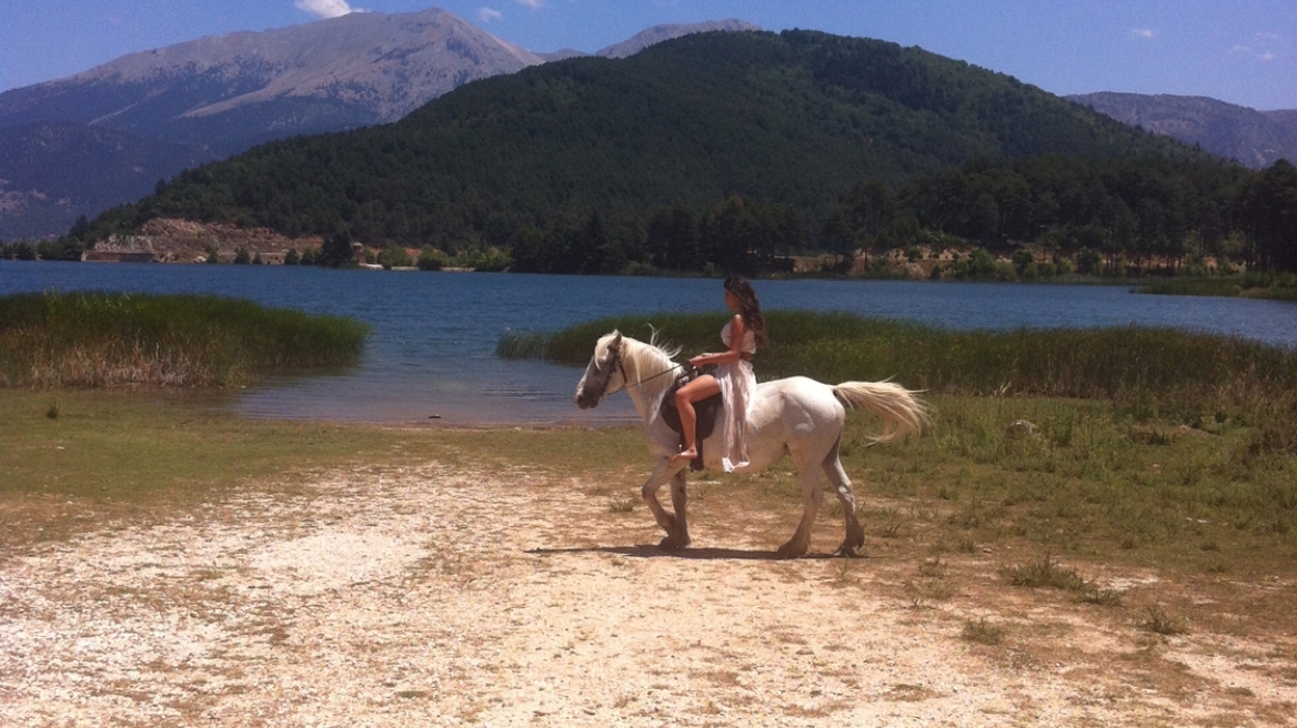Ήβη Αδάμου: Κάνει ιππασία δίπλα σε λίμνη