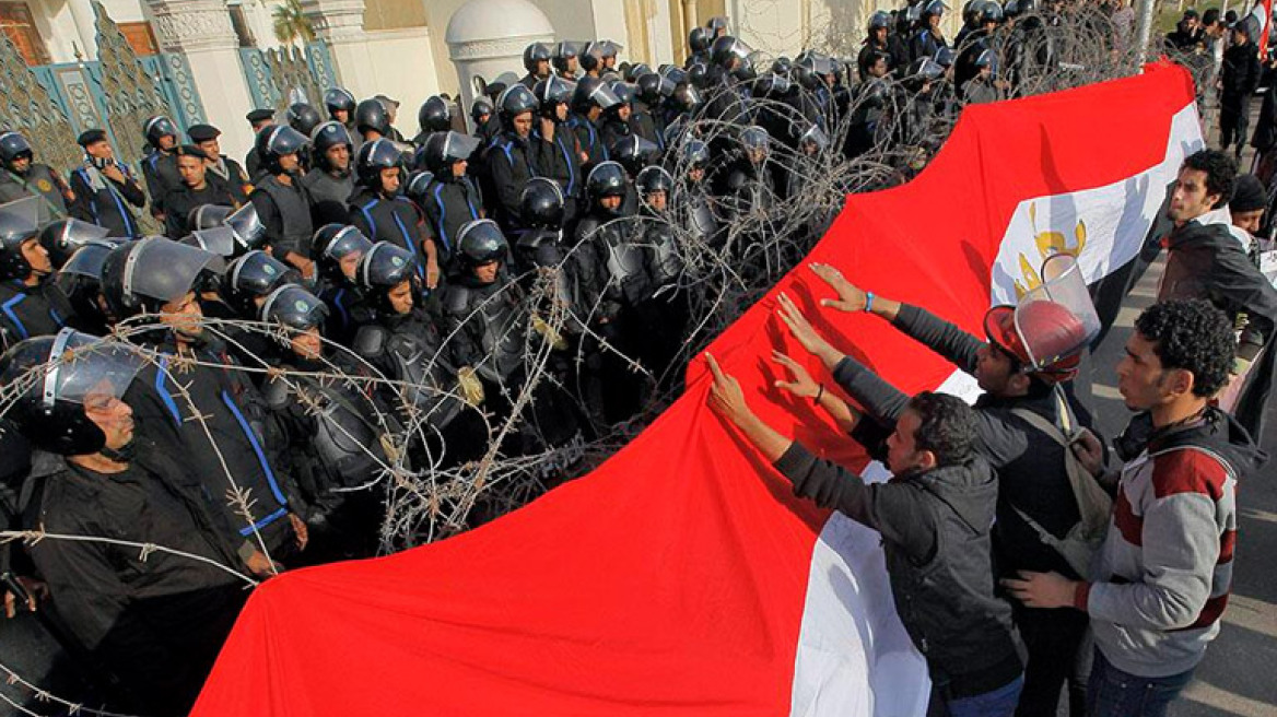 Αίγυπτος: Εμφύλια σφαγή με εκατοντάδες νεκρούς