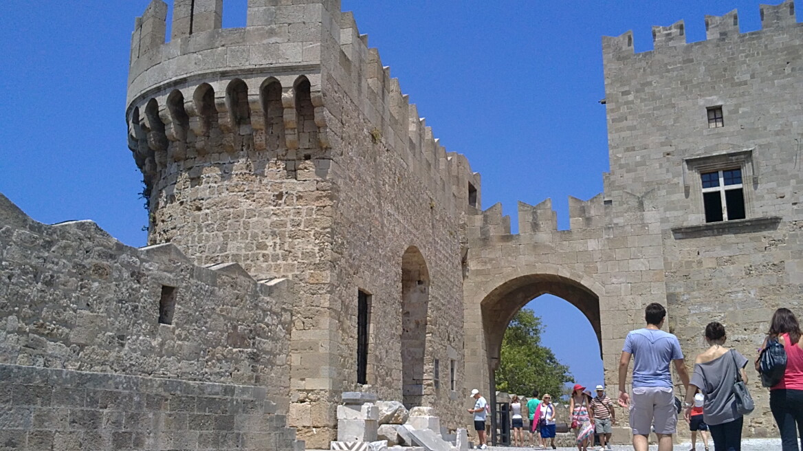 Σπάει τα κοντέρ η τουριστική κίνηση στη Ρόδο