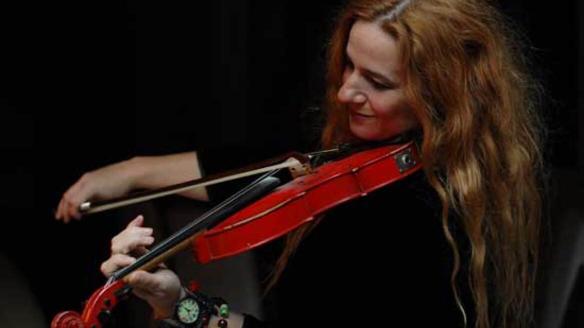 Ευανθία Ρεμπούτσικα: «Για μένα η μουσική είναι ψυχοθεραπεία»