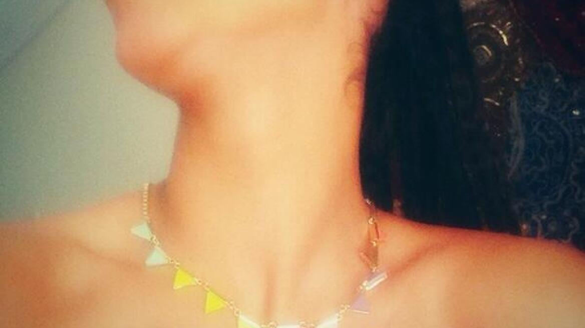 Η Κατερίνα Στικούδη έγραψε στο στήθος της με κόκκινο κραγιόν!