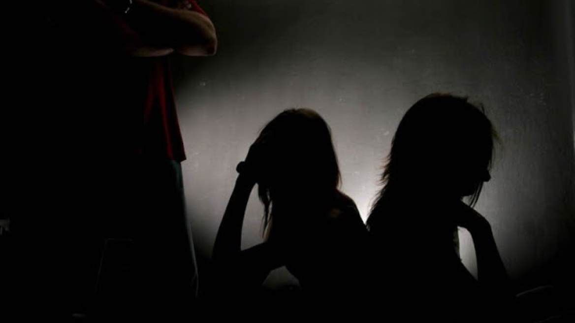 Σοκ στη Χαλκίδα: Εξέδιδε τις ανήλικες κόρες της για... 10 ευρώ!
