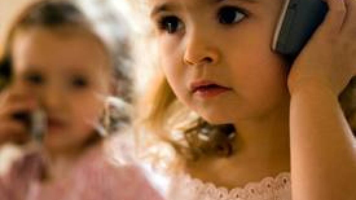 Βρετανία: Από 7,5 ετών αποκτούν το πρώτο τους κινητό 