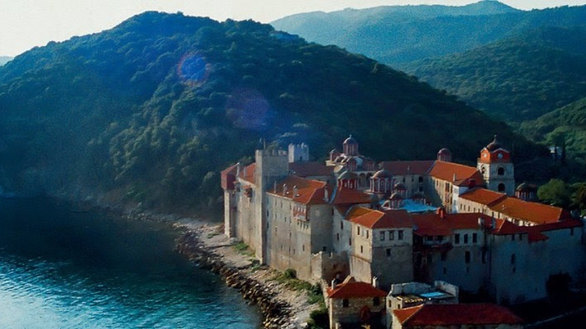 Οι μοναχοί του Αγίου Όρους «σπάνε» τη σιωπή τους για τη Μονή Εσφιγμένου 