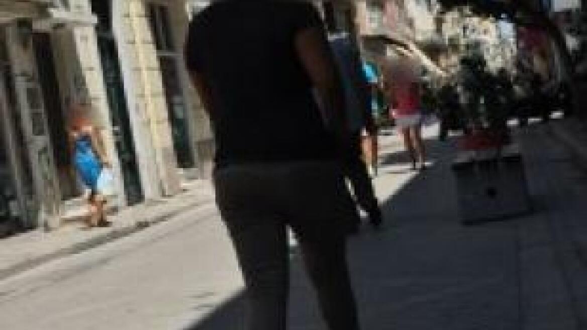 Πάτρα: Πόρνες ψαρεύουν ηλικιωμένους μέρα μεσημέρι