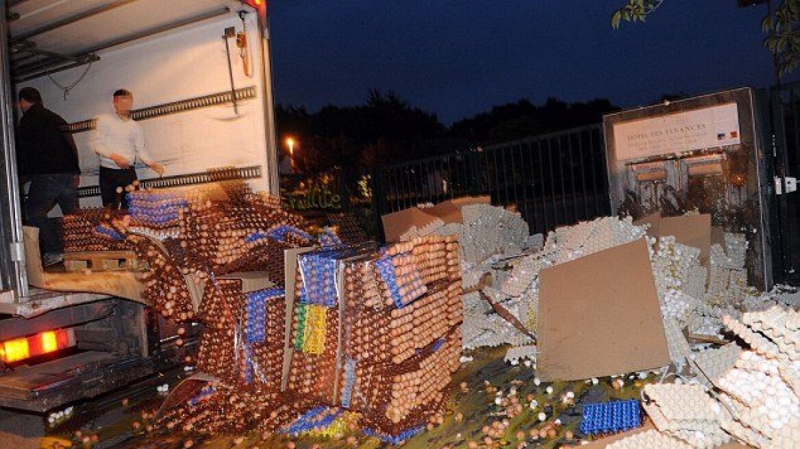 Βίντεο: Γάλλοι πτηνοτρόφοι πέταξαν… 100.000 αυγά στην Εφορία