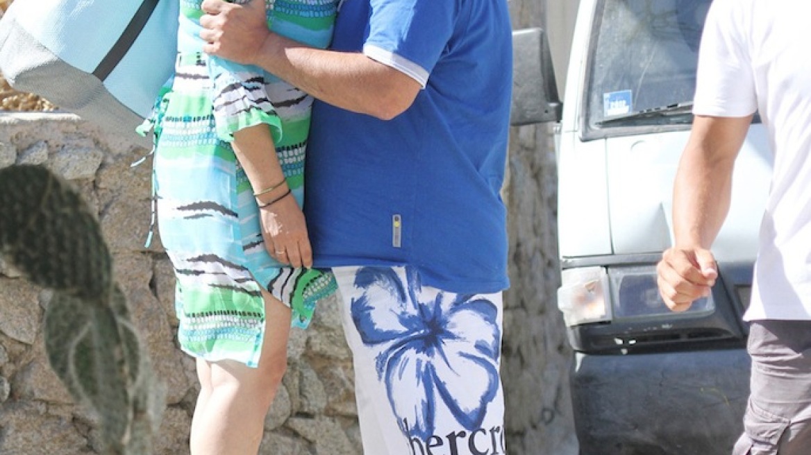 Το τρυφερό φιλί του Αντύπα στη γυναίκα του