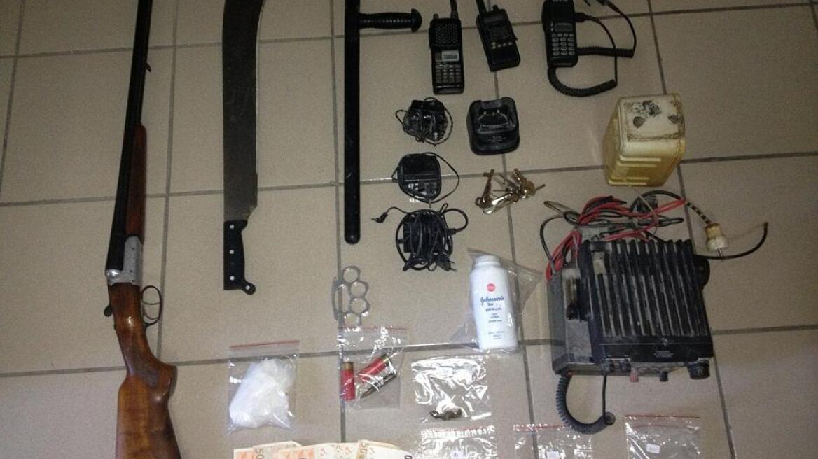 Σπαθί, κοκαΐνη και ασύρματοι στο σπίτι 30χρονου