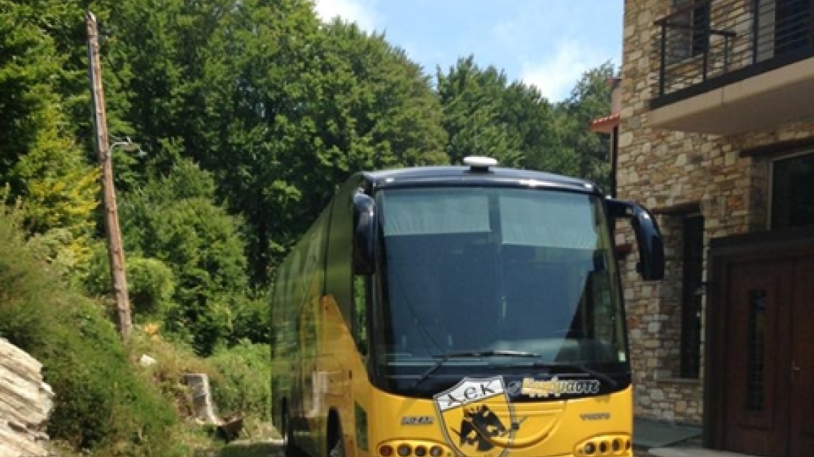 Με καπνογόνα υποδέχθηκαν την ΑΕΚ στο Πήλιο!