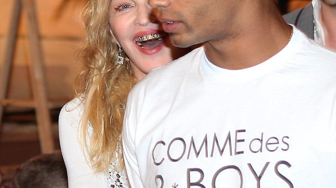 H Madonna φοράει διαμαντένια σιδεράκια