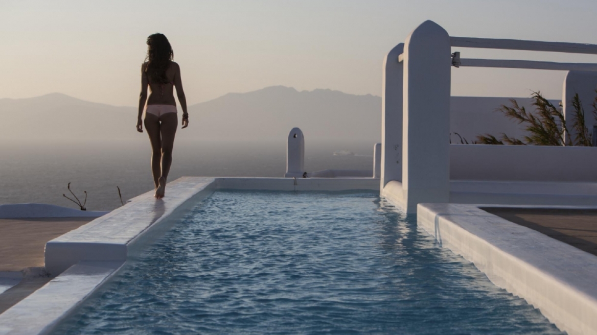 Paris Match: Μύκονος, το νησί που δεν άγγιξε η κρίση