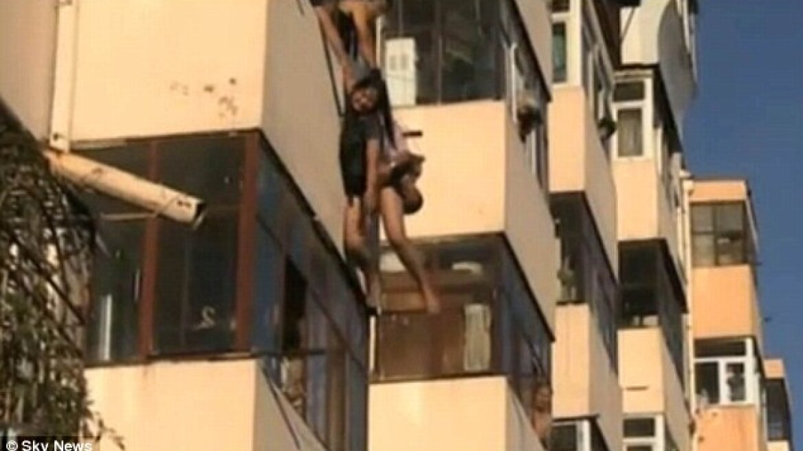 Δείτε βίντεο: Την έπιασε στον αέρα, ενώ έκανε βουτιά στο κενό για να αυτοκτονήσει 
