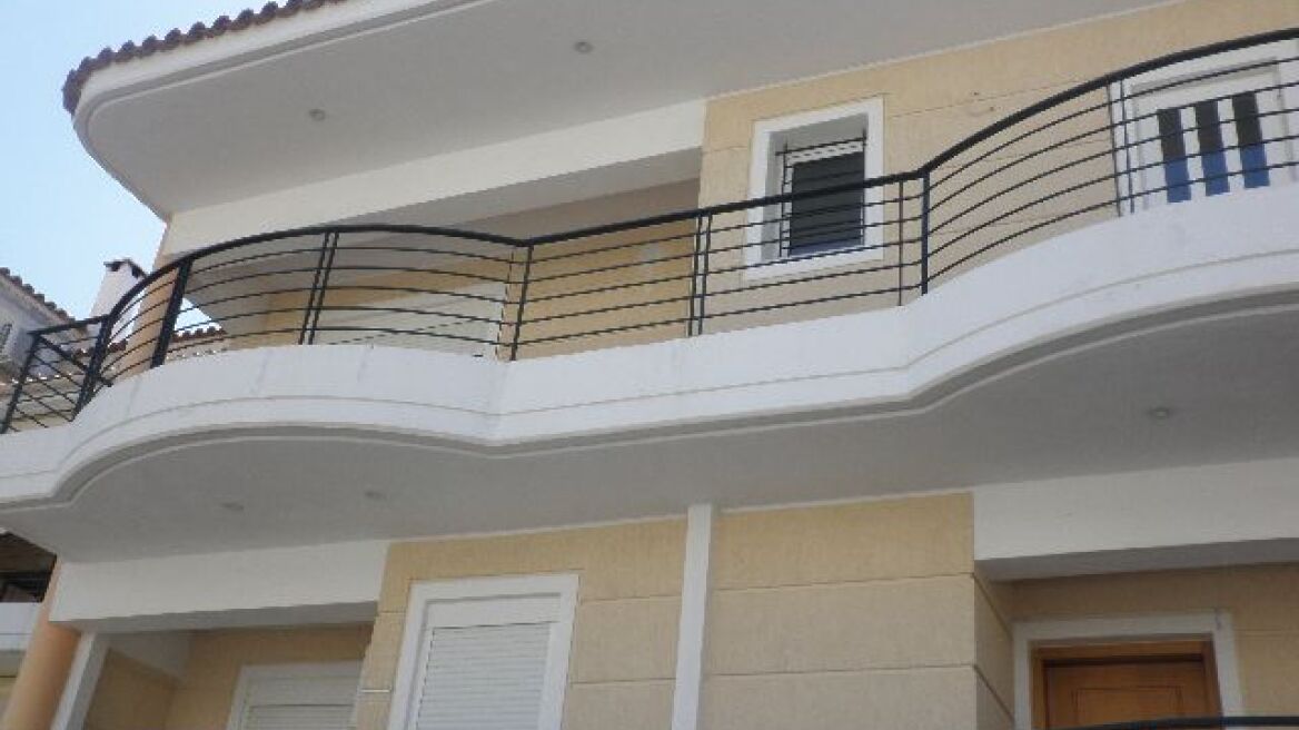 Κινέζα αγόρασε μεζονέτα και πήρε «δώρο» τρεις άδειες παραμονής