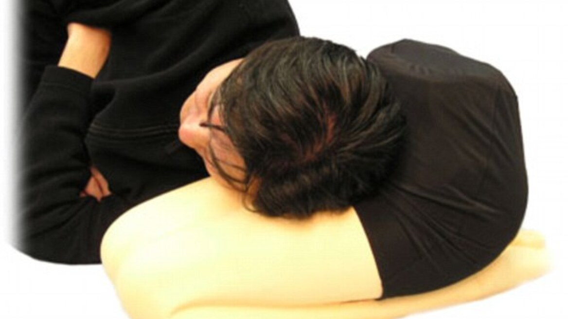 Έφτιαξαν μαξιλάρι που μοιάζει με γυναικεία πόδια!