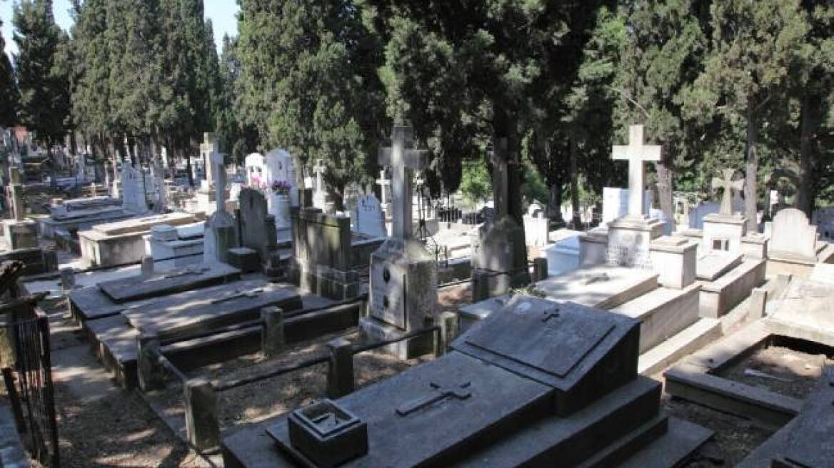 Έκλεβαν μεταλλικά καντήλια από κοιμητήριο