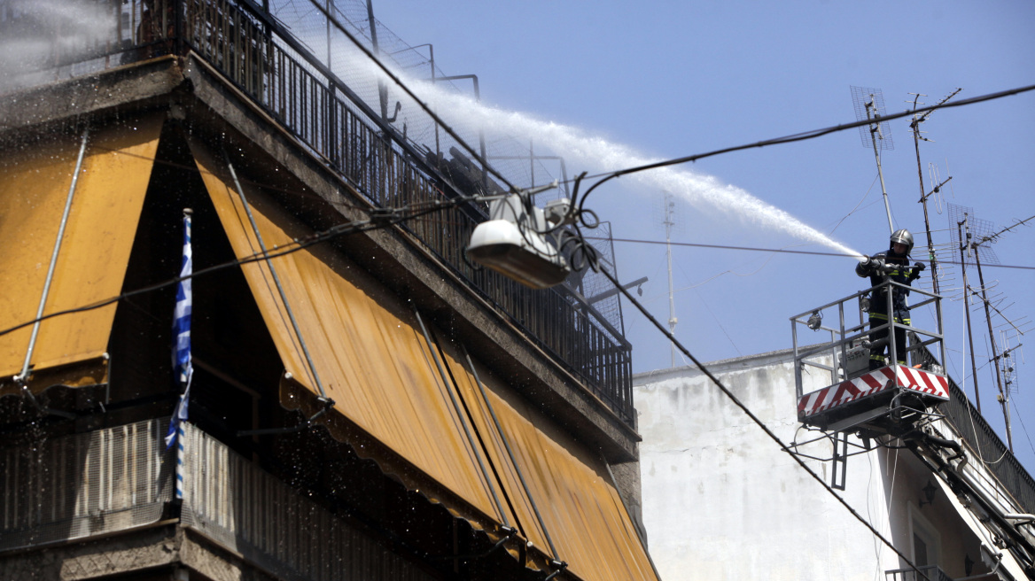 Ένας ελαφρά τραυματίας στην πυρκαγιά σε διώροφο στις Τρεις Γέφυρες