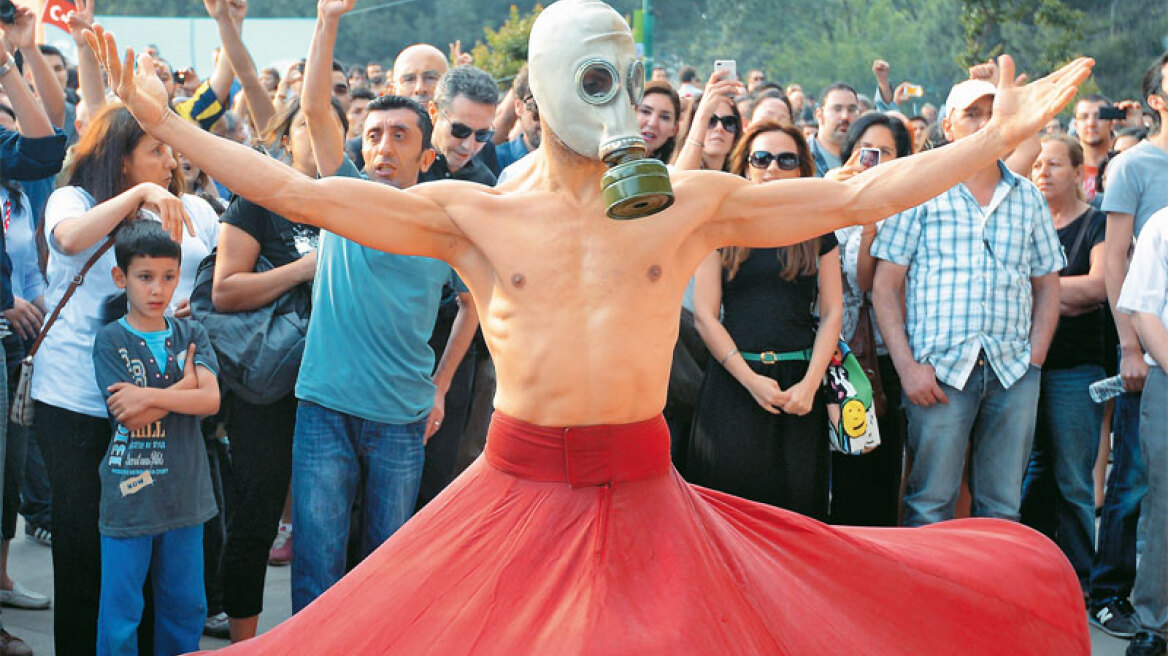 Οι Γερμανοί τιμούν τον άνθρωπο που «στεκόταν» στην πλατεία Ταξίμ