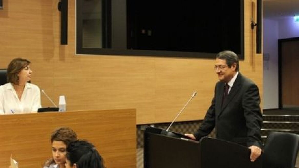 Αναστασιάδης: «Μας έβαλαν το πιστόλι στον κρόταφο»