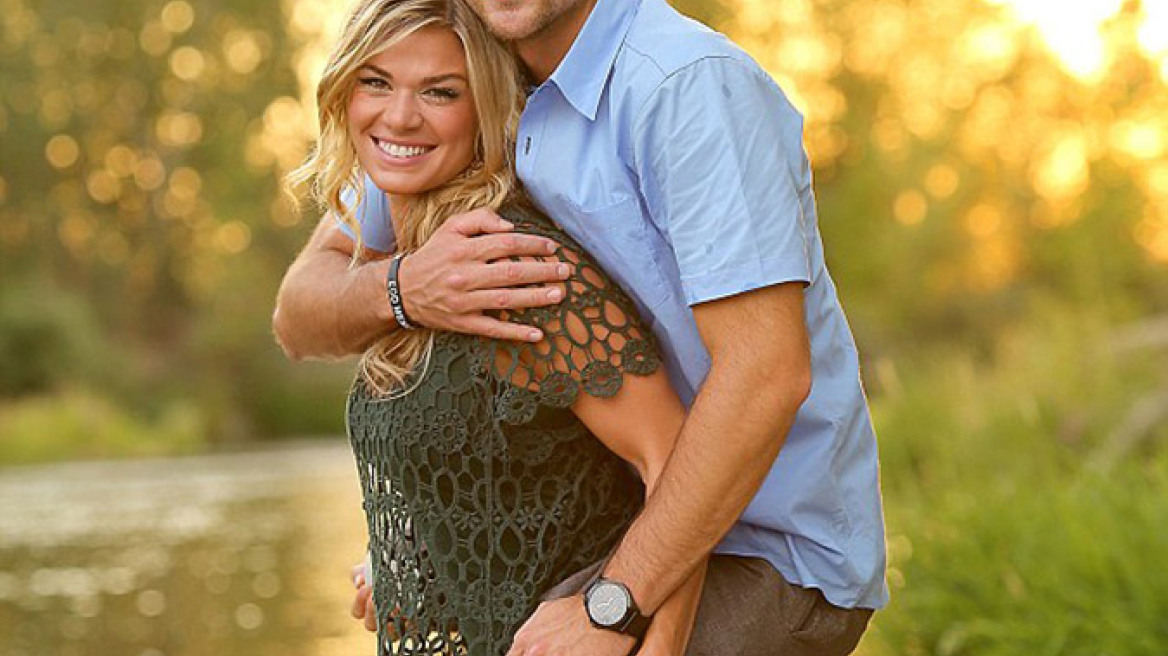 Συγκινεί η γυναίκα που κουβαλά στις πλάτες της τον ακρωτηριασμένο άντρα της! 