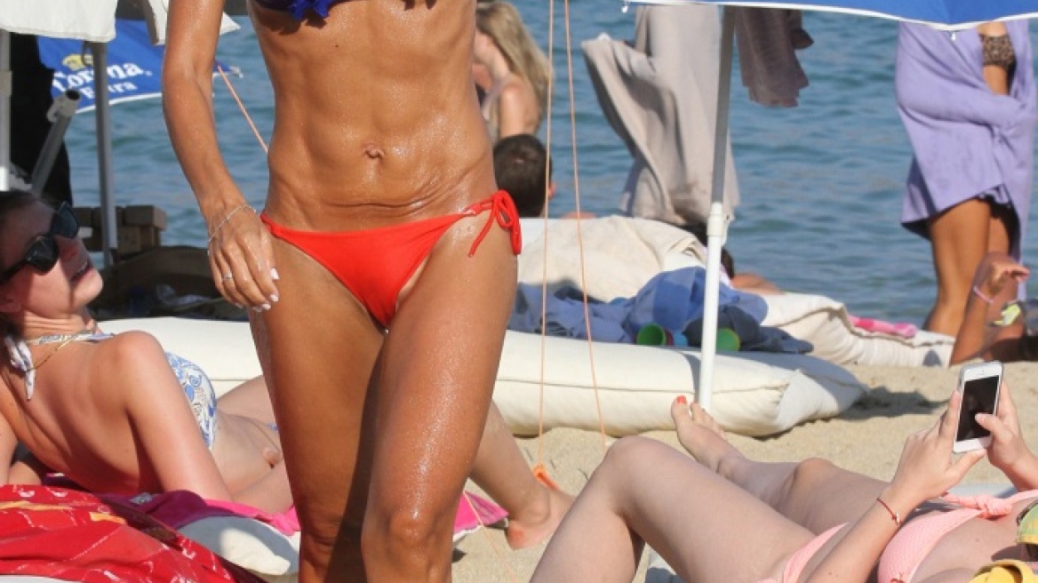 Η σύζυγος του Μάρκου Σεφερλή με αποκαλυπτικό μαγιό