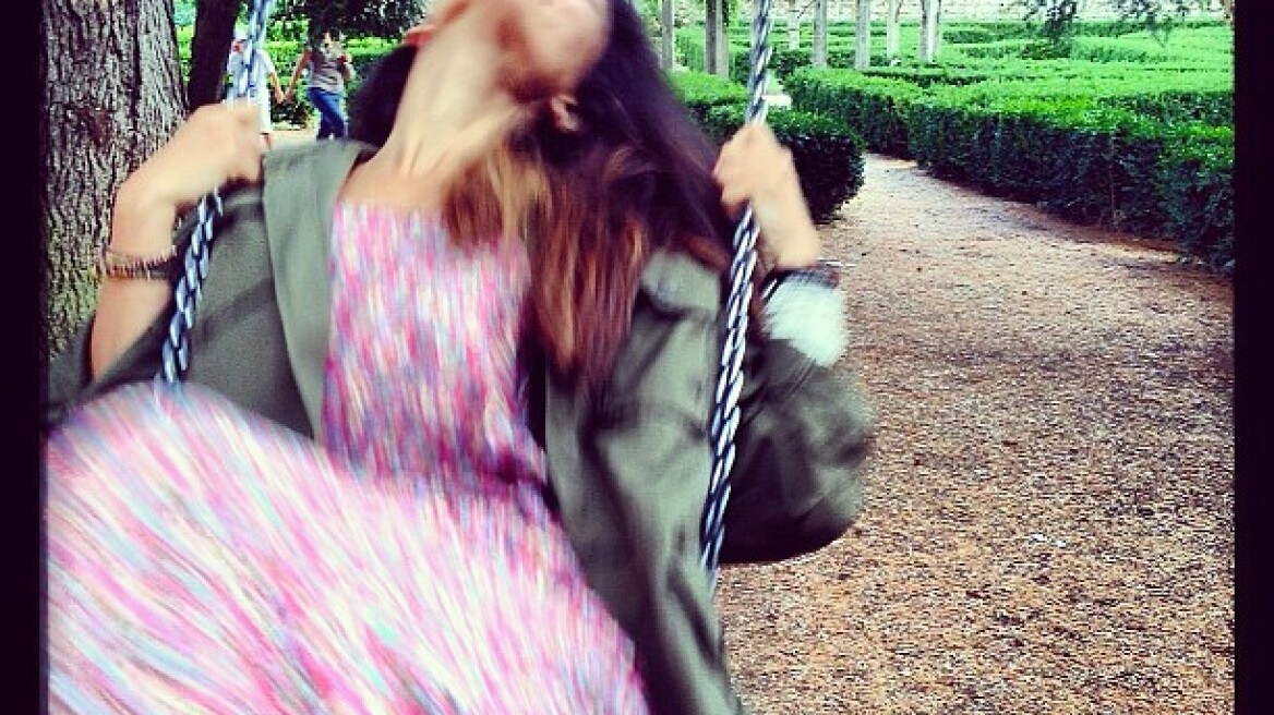 Η Μαίρη Συνατσάκη στις κούνιες