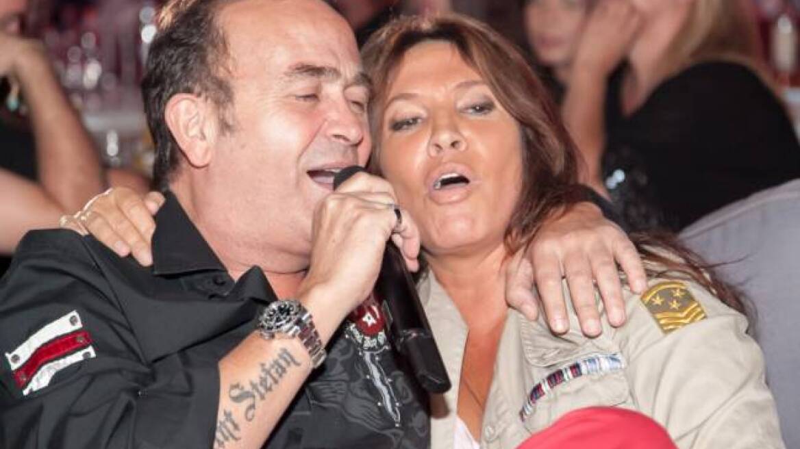 Ο Γονίδης τραγουδά στην αγκαλιά της Βάνας Μπάρμπα