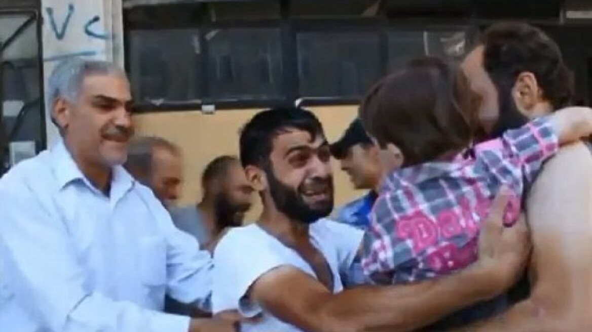 Συγκλονιστικό βίντεο από τη Συρία: Πατέρας οδύρεται μπροστά στη θέα του χαμένου του γιου! 