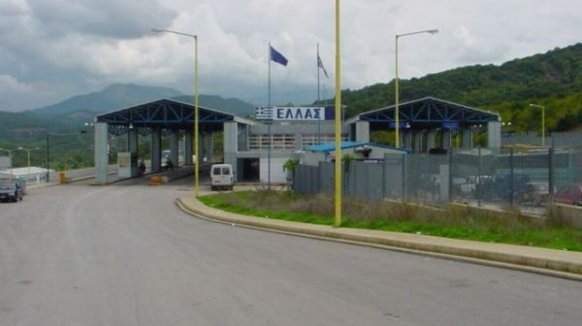 Tελωνειακοί «μπλόκαραν» κλεμμένα πολυτελή αυτοκίνητα στην Κακκαβιά