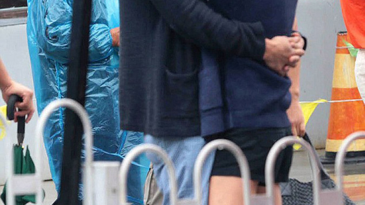 Mila Kunis-Ashton Kutcher: Αγκαλιές και φιλιά