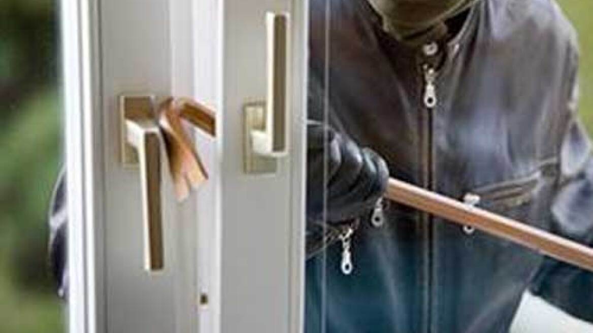 Πρέβεζα: Μπήκαν στο σπίτι της την ώρα που κοιμόταν