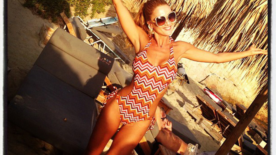 Το σέξι ολόσωμο μαγιό της Στέλλας Καλλή