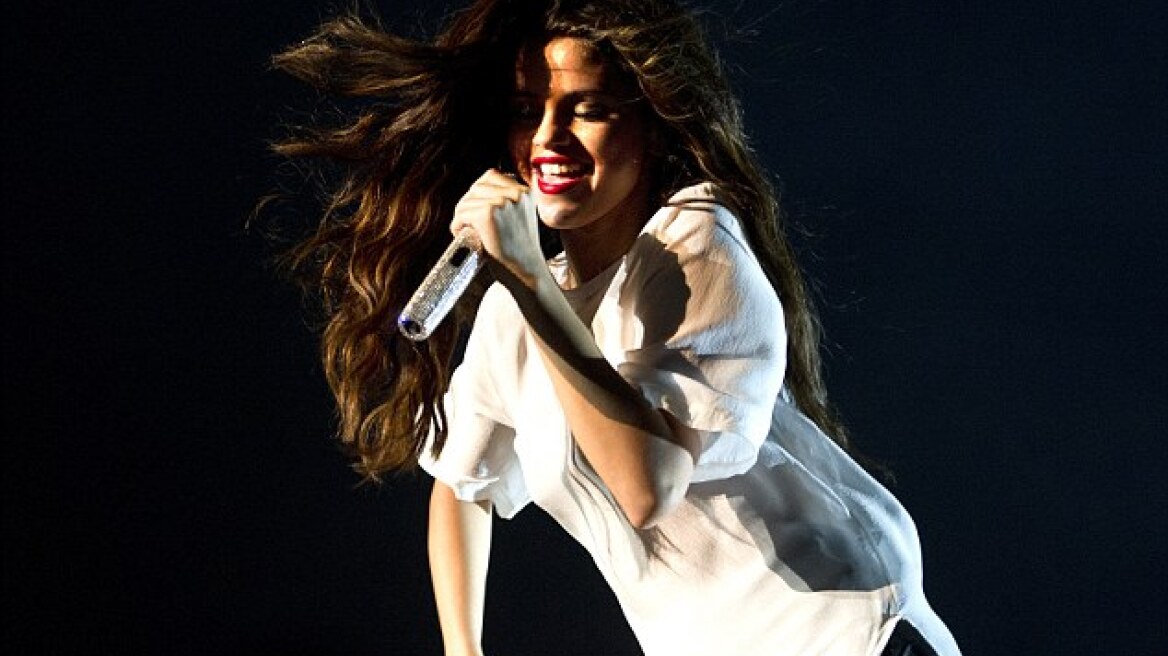 Η Selena Gomez τα δίνει όλα πάνω στη σκηνή!