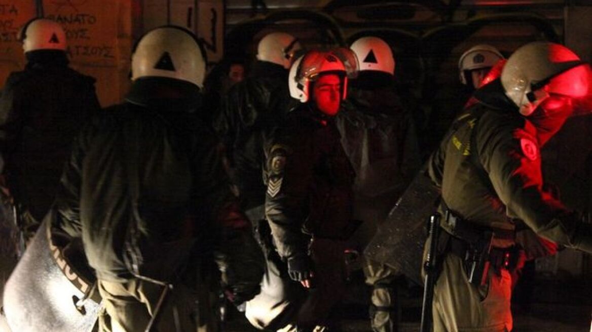 Βόμβες μολότοφ κατά των ΜΑΤ έξω από τα γραφεία του ΠΑΣΟΚ