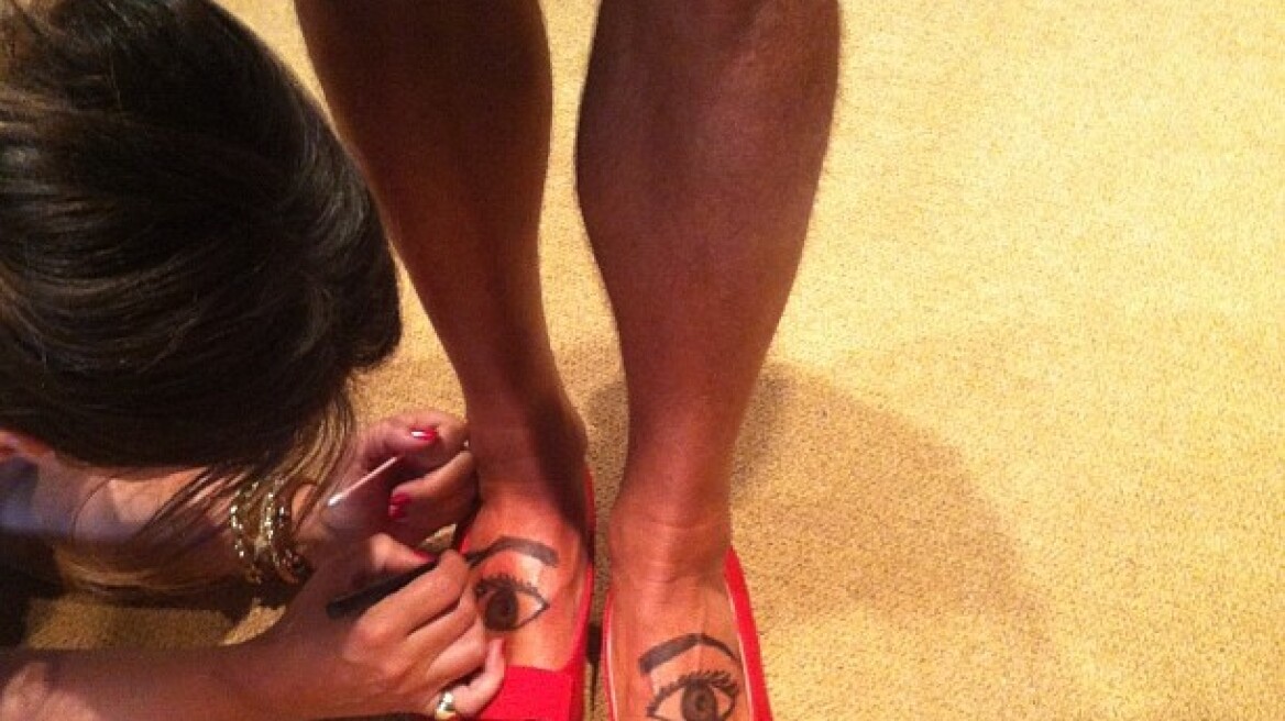 Τα πόδια του Λάκη Γαβαλά… βλέπουν!